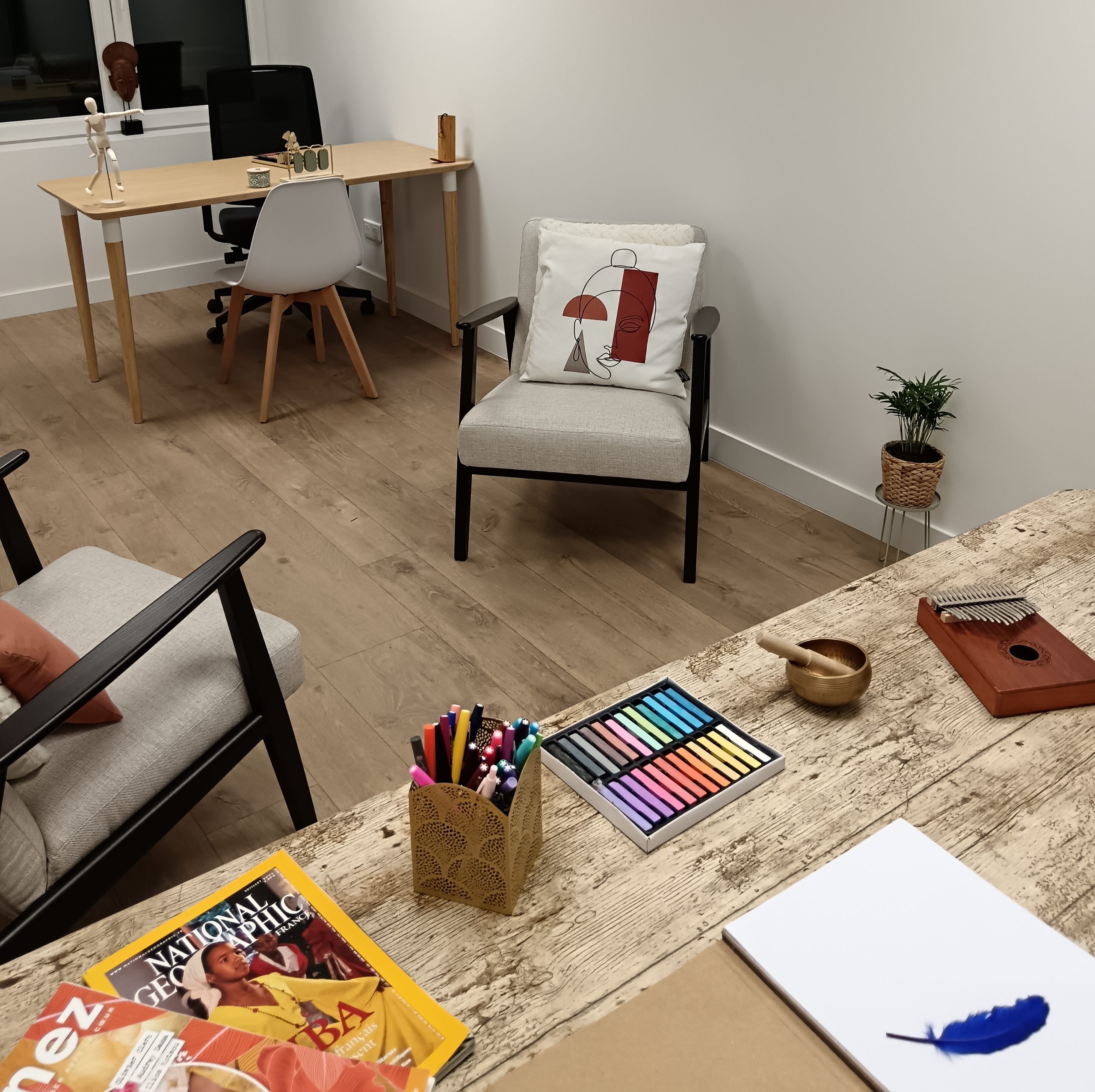 Matériel artistique installé sur une table dans le bureau de Gaëlle ANTCZAK-BRUNO, Art-thérapeute et praticienne en yoag du rire à l'espace santhéa -62590 oignies