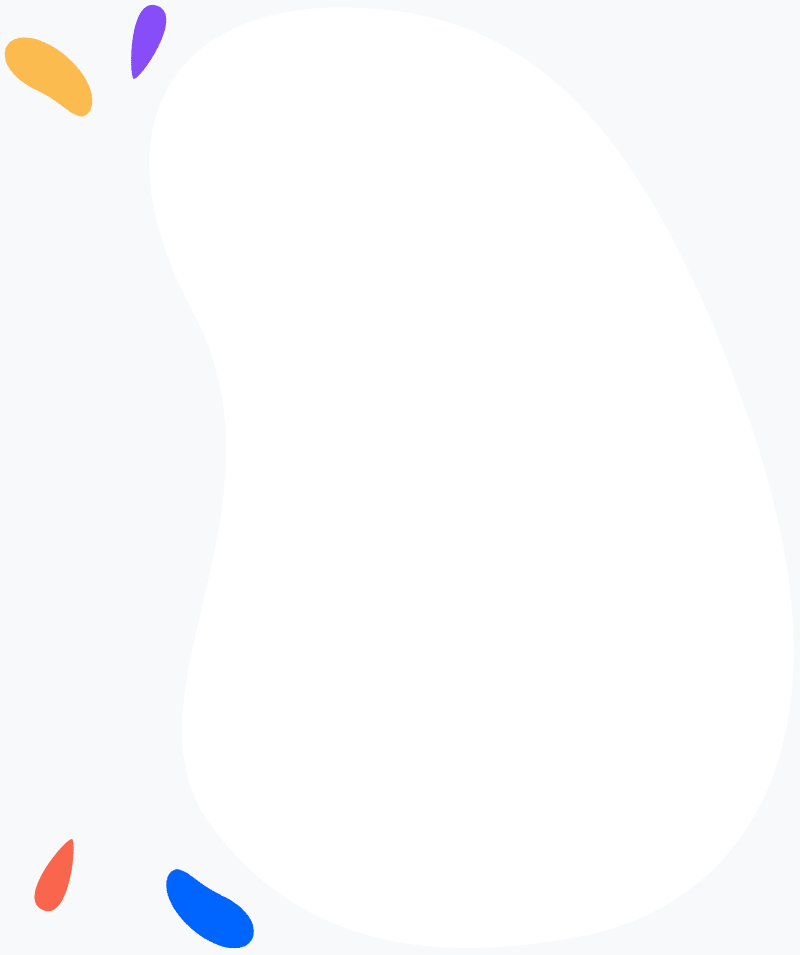 Gaëlle ANTCZAK-BRUNO, en tunique colorée , en train de rire. Praticienne en Yoga du rire- Oignies (62590) et 50kms avoisinants