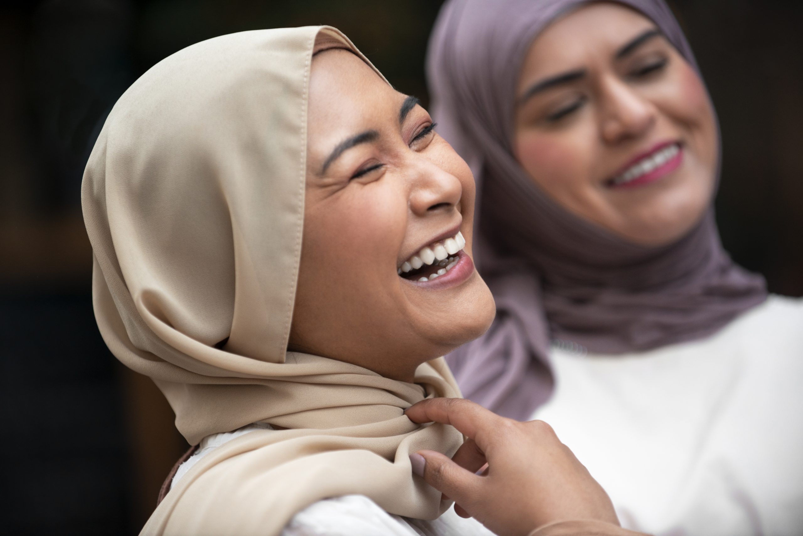 Homme qui pratique le yoga du rire